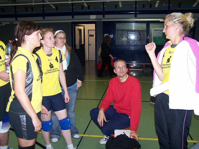 100_1577.JPG - Rechts sehen wir unsere Christin Schubert die leider im Spiel gegen Berlin an der linken Hand verletzt wurde. Zum Glück nur eine Prellung. Gute Besserung von uns allen. Sie hat zum ersten mal ein großes Turnier gespielt und eine gute spielerische Figur abgegeben.